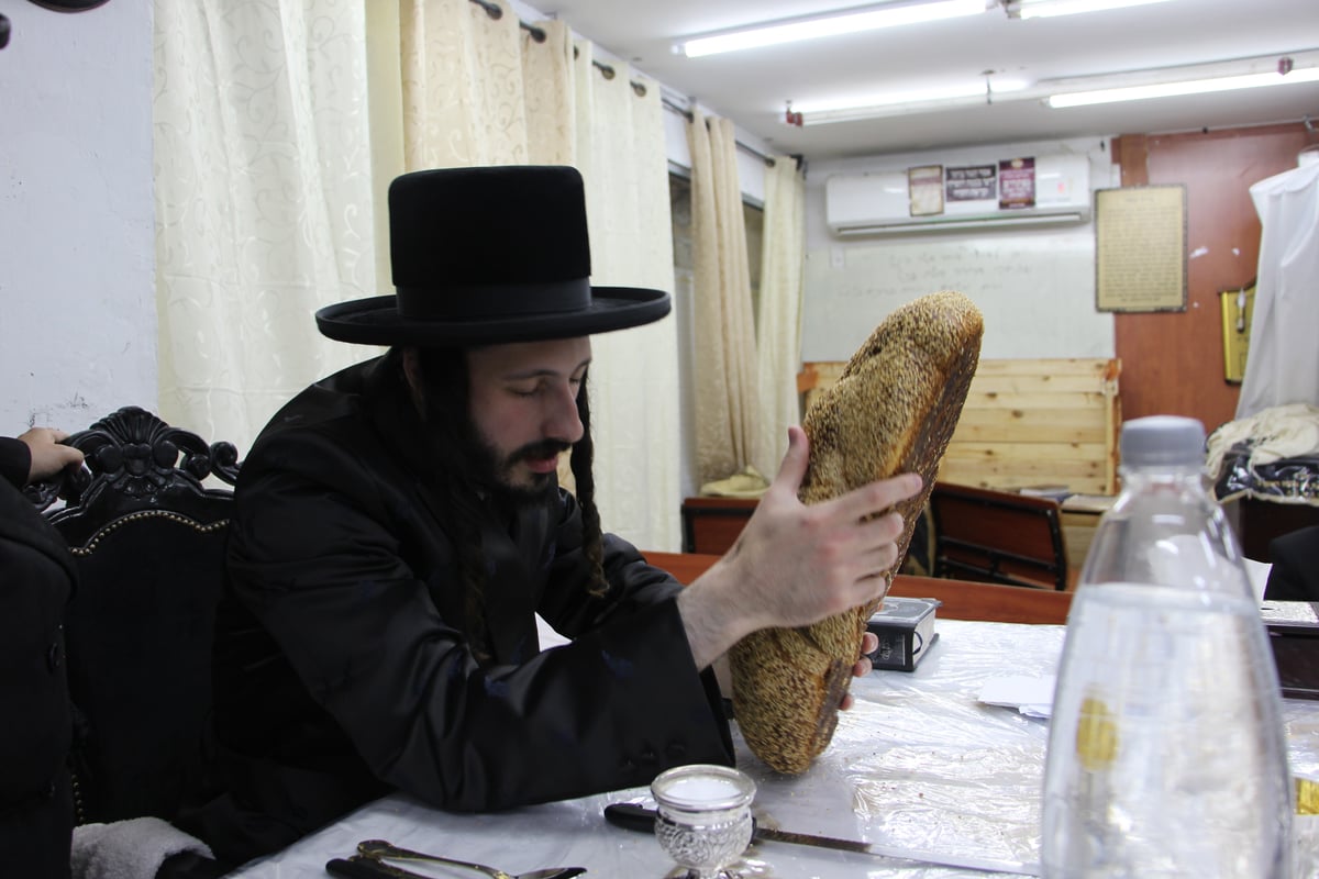 טיש לכבוד רבי אלימלך מליז'ענסק ב'מבקשי השם' | תיעוד