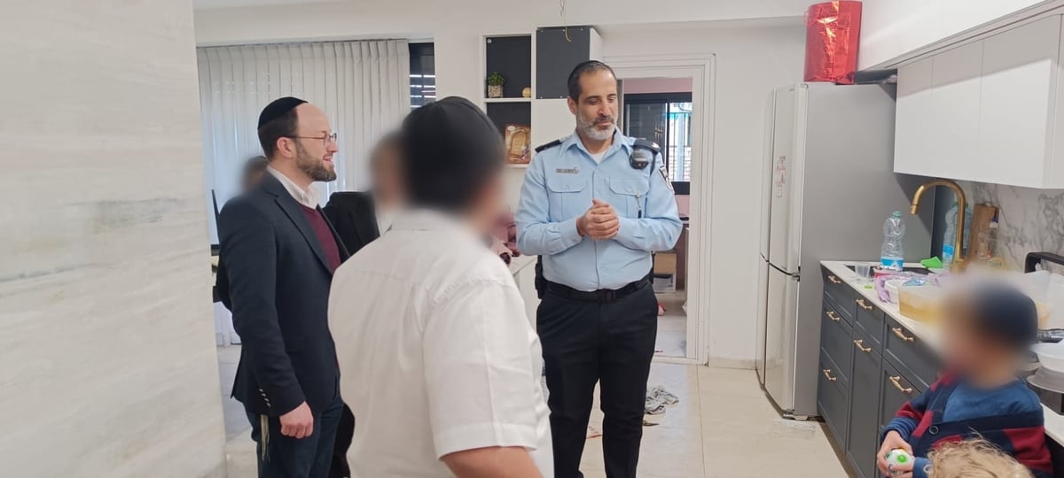 השוטרים חילקו ממתקים וצעצועים ליתומים שביתם נשרף