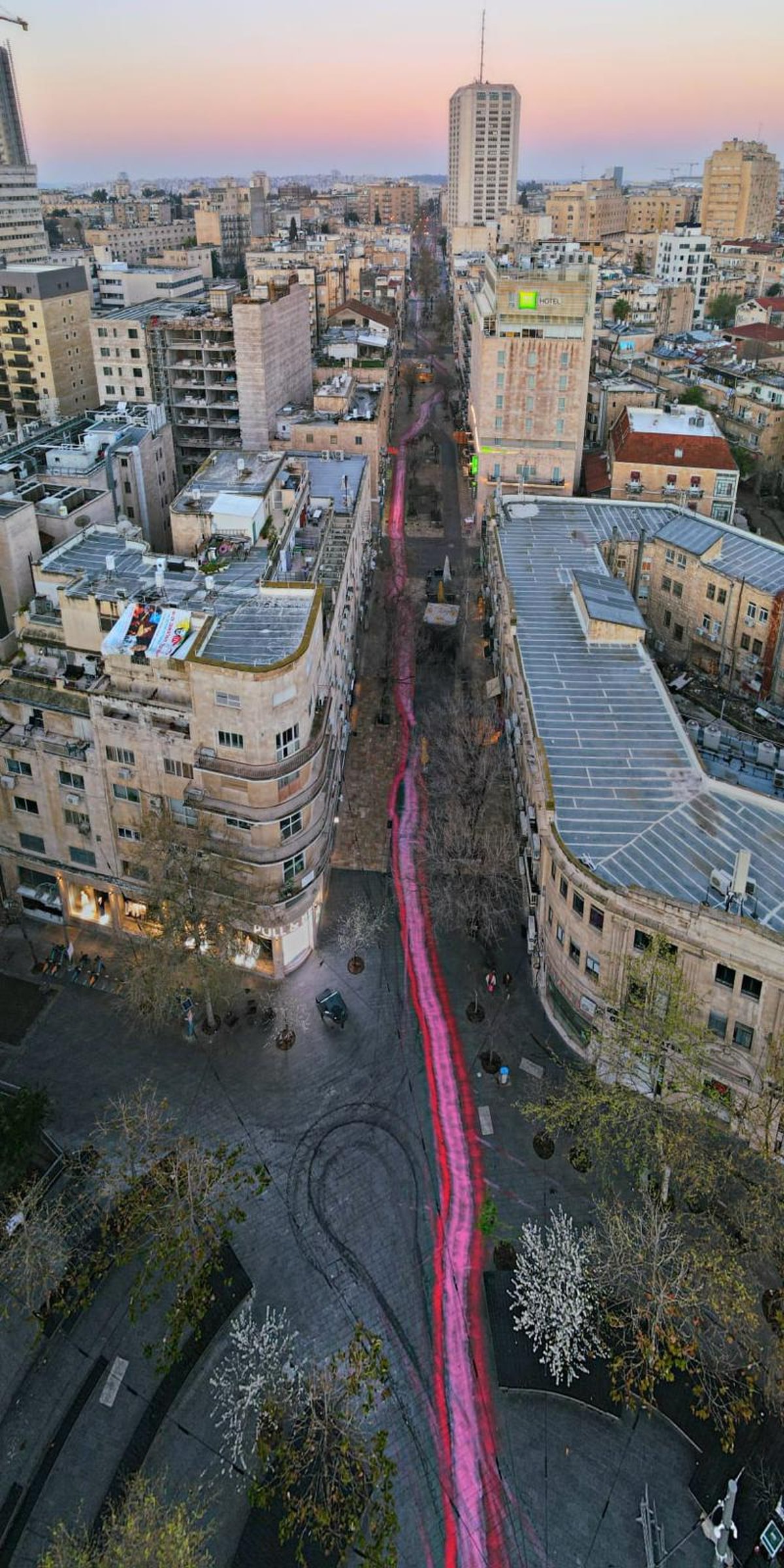 באישון לילה: מתנגדי הרפורמה צבעו את הכביש לבג"צ