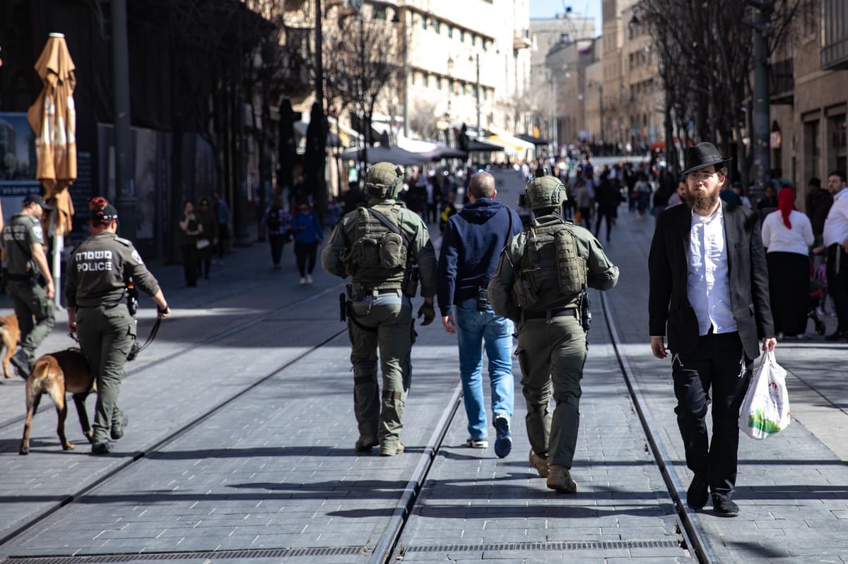 המוני מתפללים בפסח בזמן הרמאדן ומאות אלפי מפגינים;   כך נערכת המשטרה