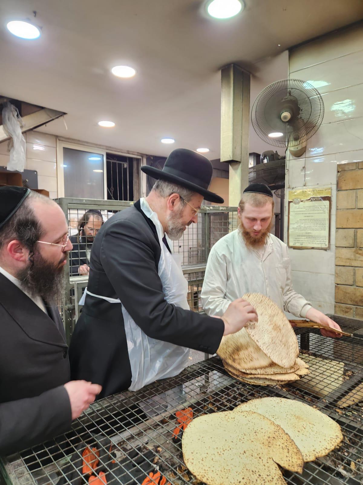 הרב הראשי אפה מצות לפסח במאפייה של קרלין