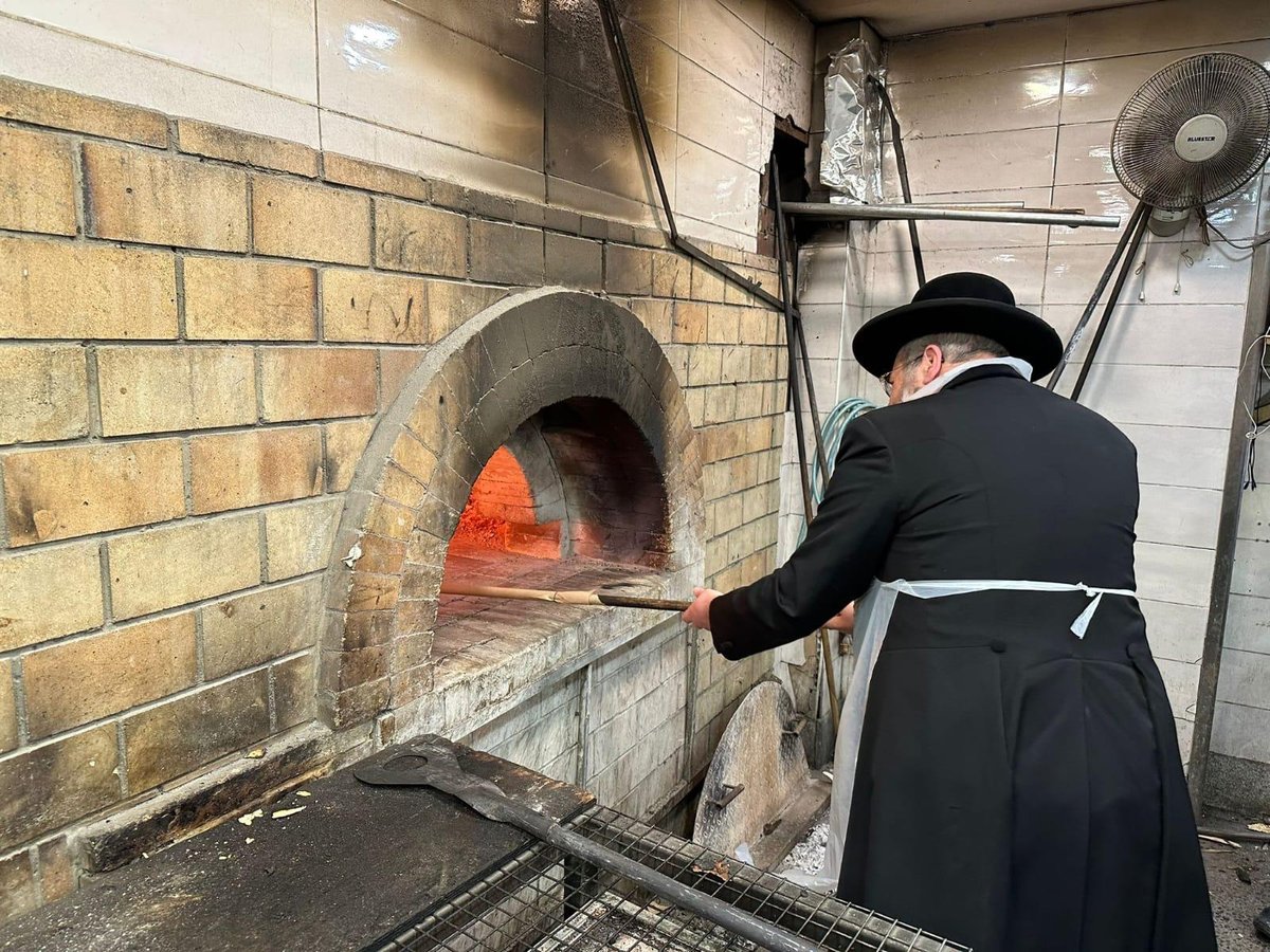 הרב הראשי אפה מצות לפסח במאפייה של קרלין