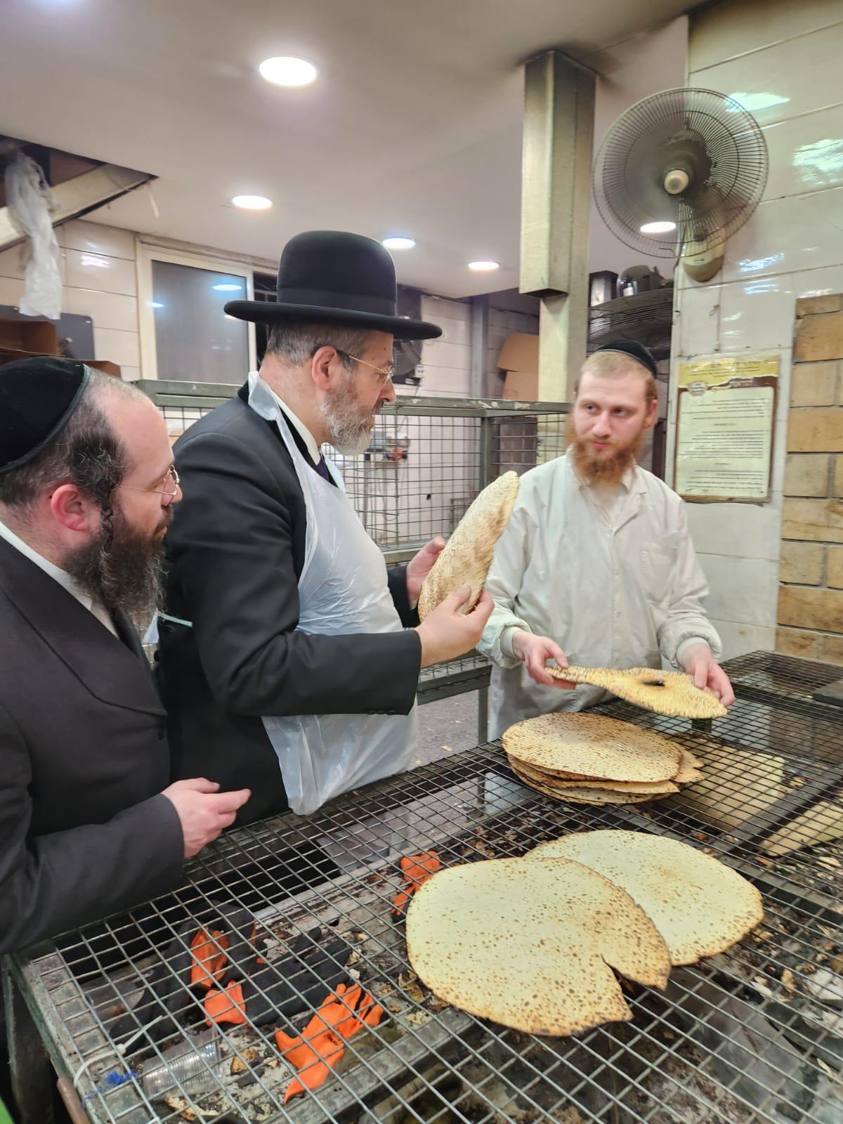 הרב הראשי אפה מצות לפסח במאפייה של קרלין