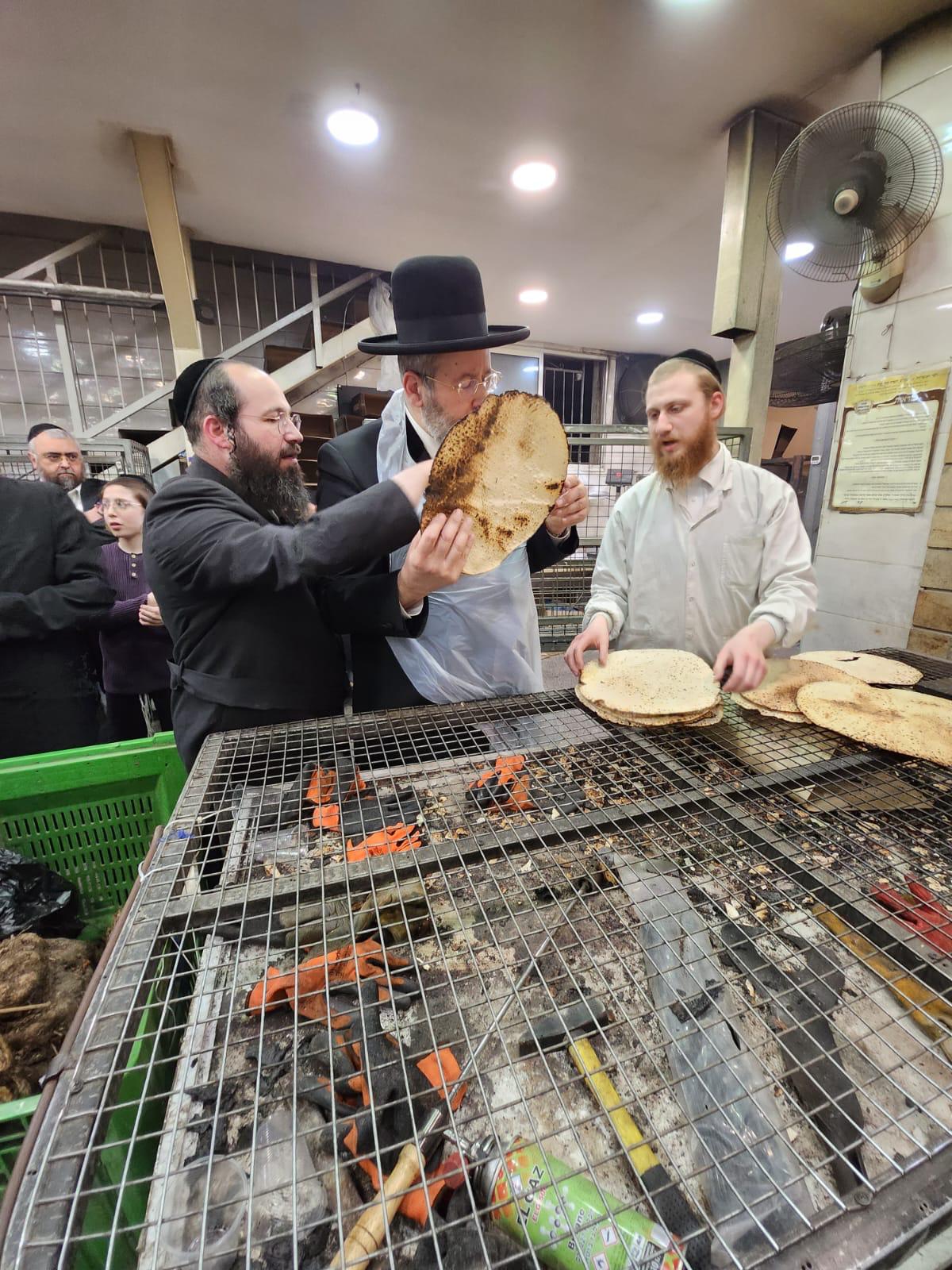 הרב הראשי אפה מצות לפסח במאפייה של קרלין