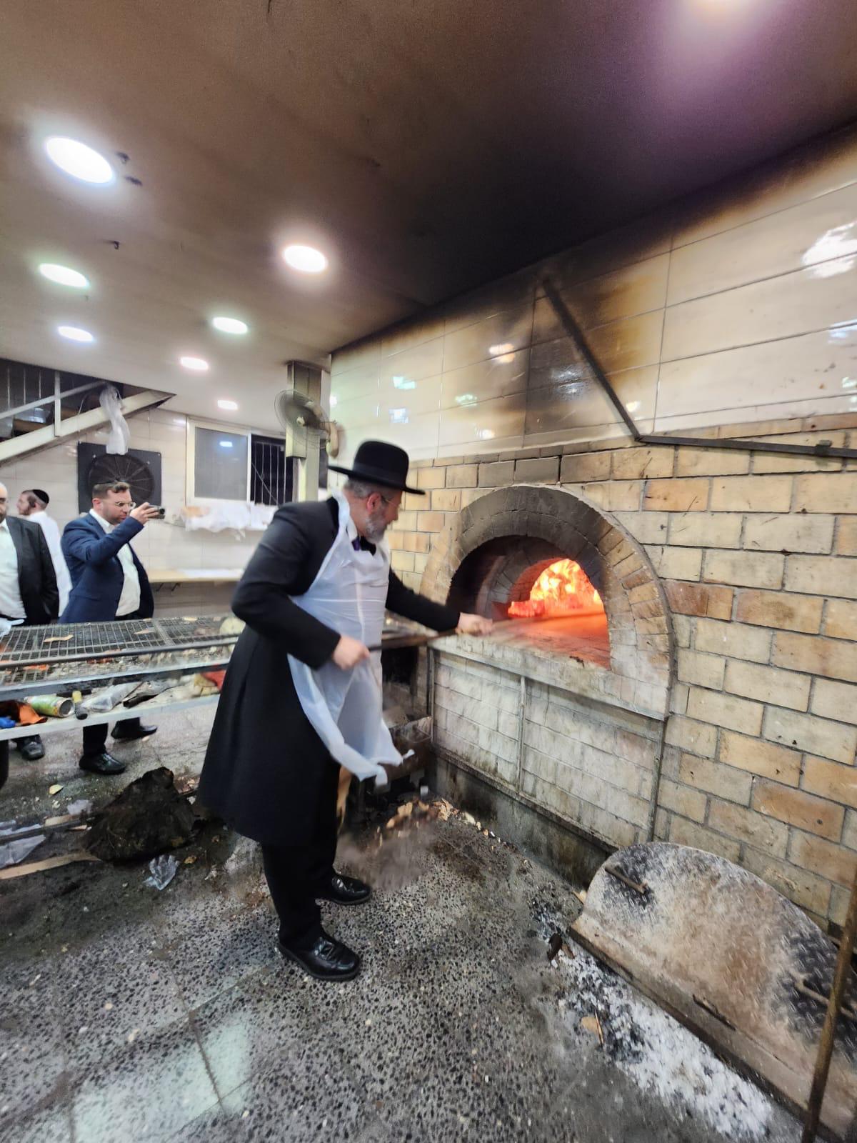 הרב הראשי אפה מצות לפסח במאפייה של קרלין