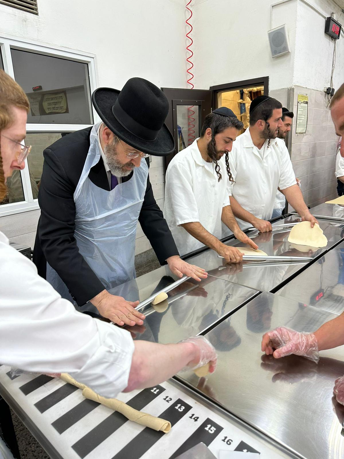 הרב הראשי אפה מצות לפסח במאפייה של קרלין