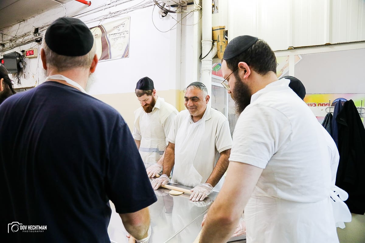 76 תמונות, מאפיה אחת: כך אופים מצות בכפר חב"ד