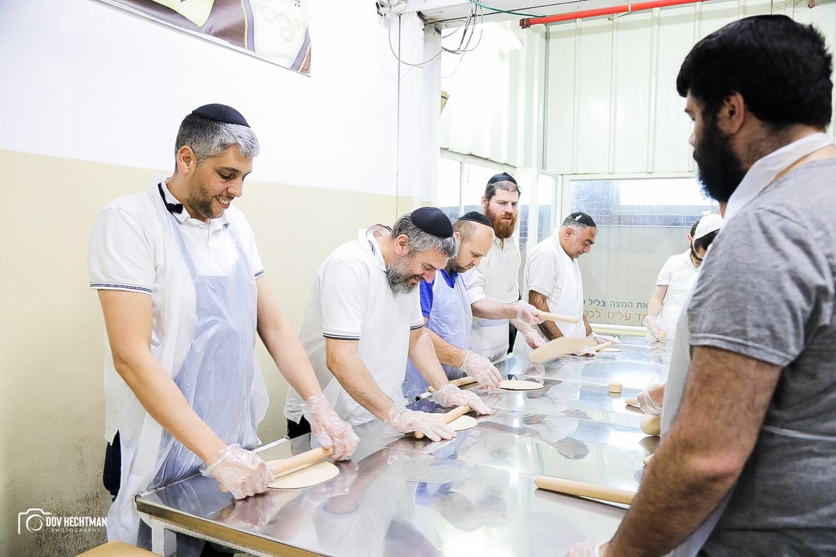 76 תמונות, מאפיה אחת: כך אופים מצות בכפר חב"ד