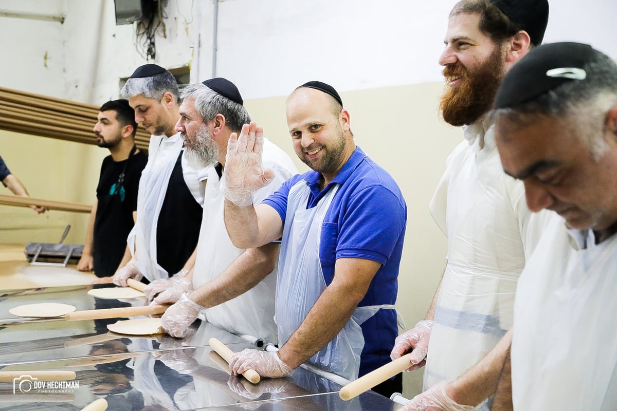 76 תמונות, מאפיה אחת: כך אופים מצות בכפר חב"ד