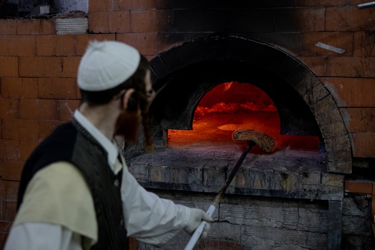 רידוד, לישה, חירור: תיעוד מרהיב ממאפיית המצות בירושלים