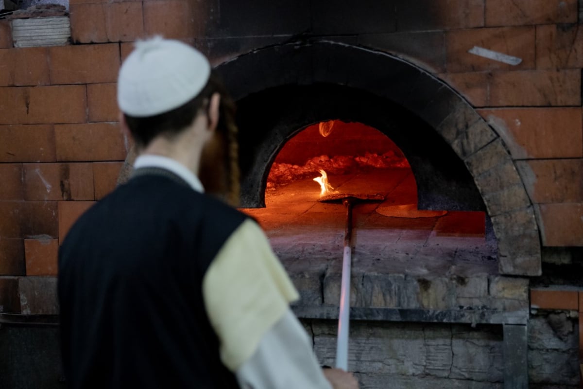 רידוד, לישה, חירור: תיעוד מרהיב ממאפיית המצות בירושלים