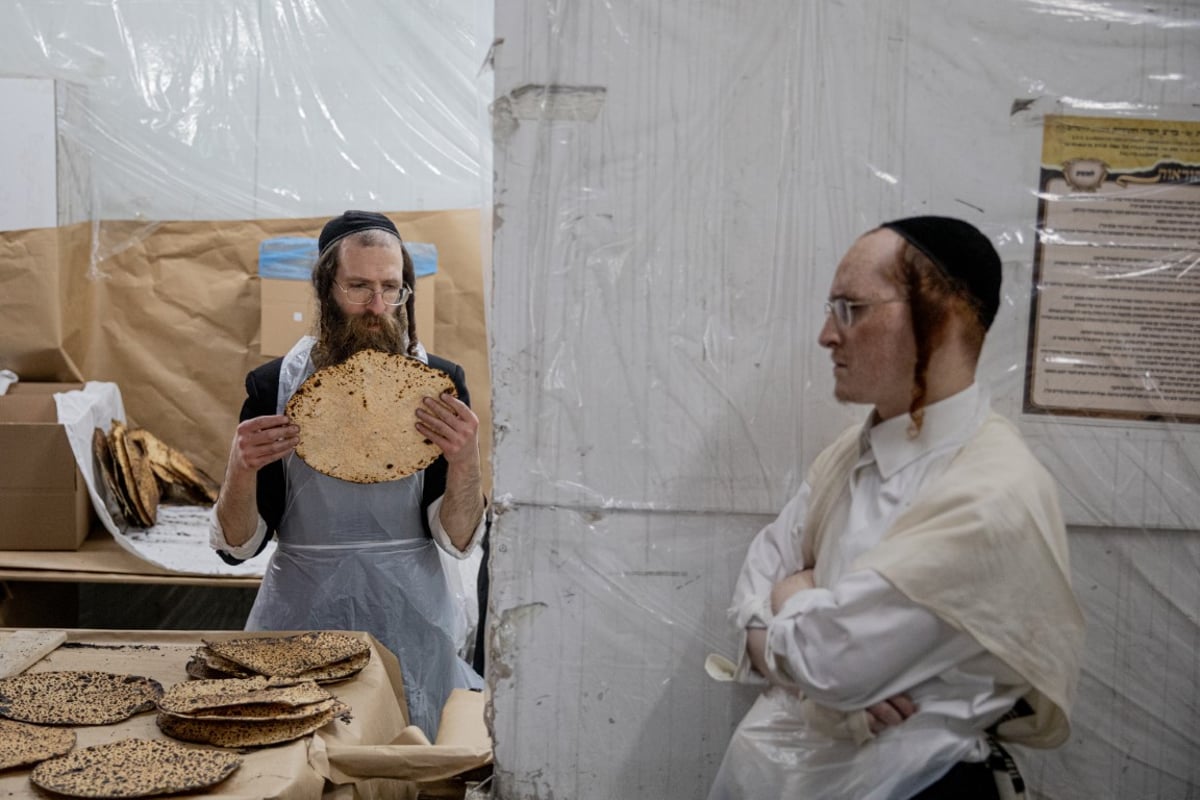 רידוד, לישה, חירור: תיעוד מרהיב ממאפיית המצות בירושלים