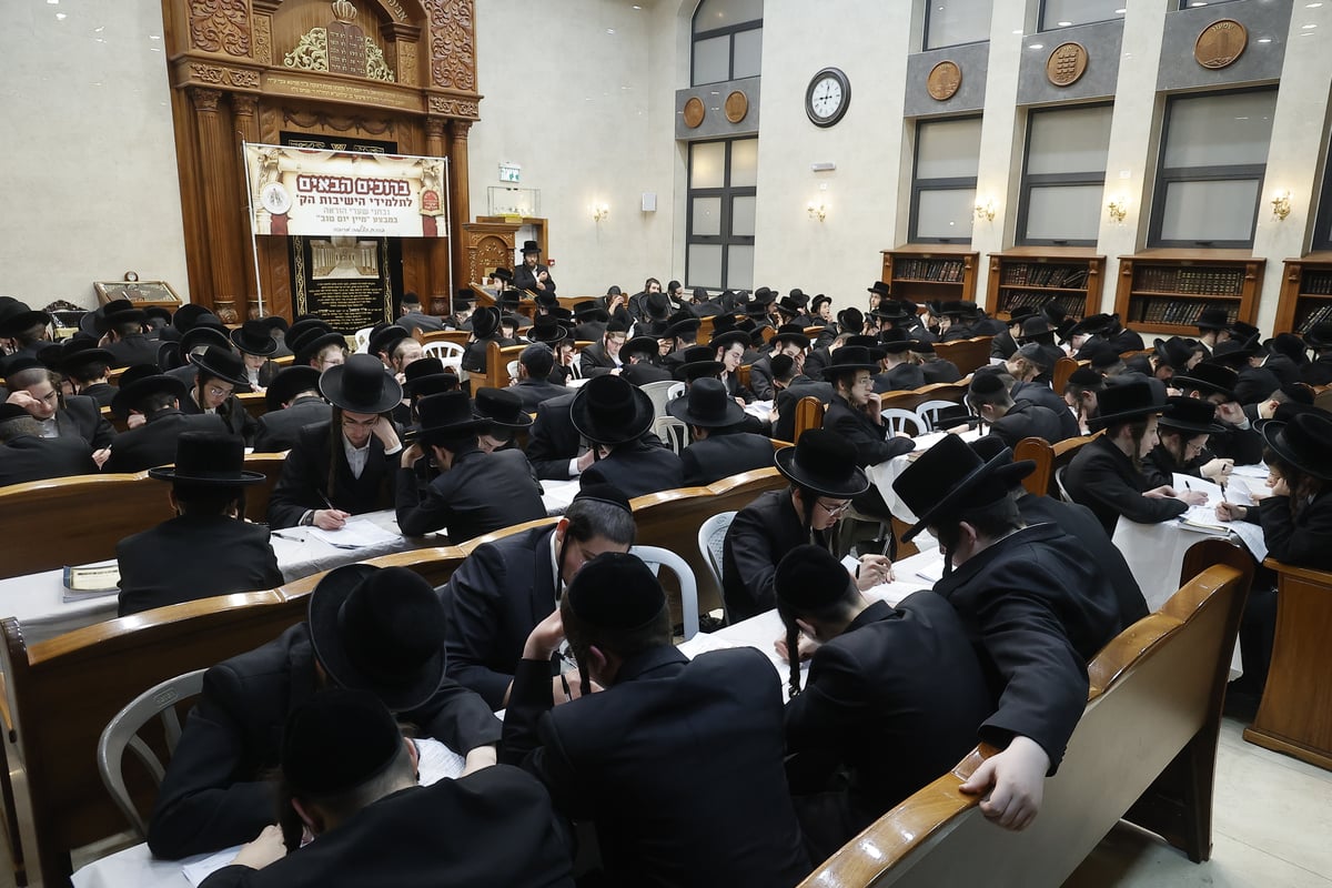 כאלף בחורים נבחנו על שו"ע הרב הלכות פסח | צפו