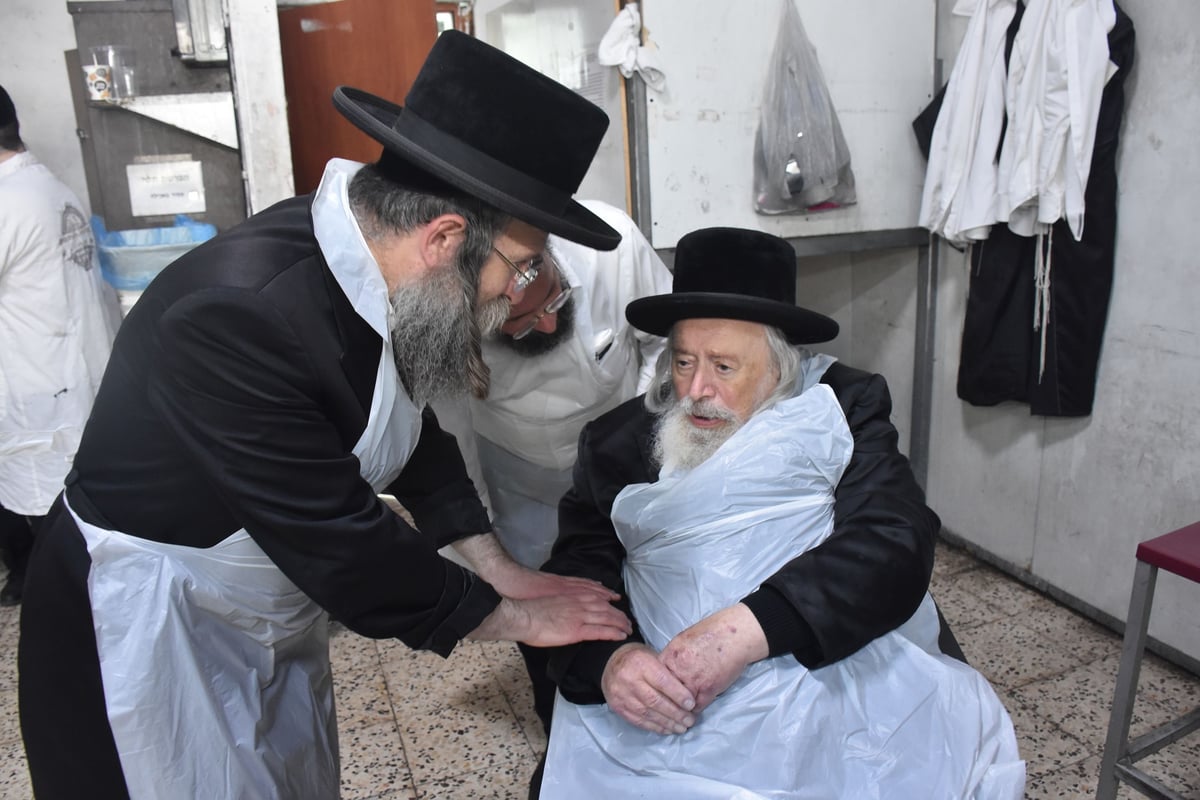 האדמו"ר מטשחויב באפיית מצות בבני ברק | תיעוד