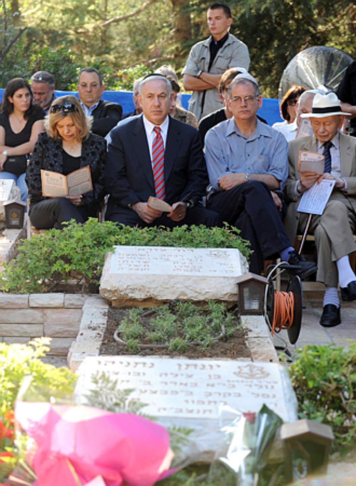 נתניהו ומשפחתו על קברו של יוני