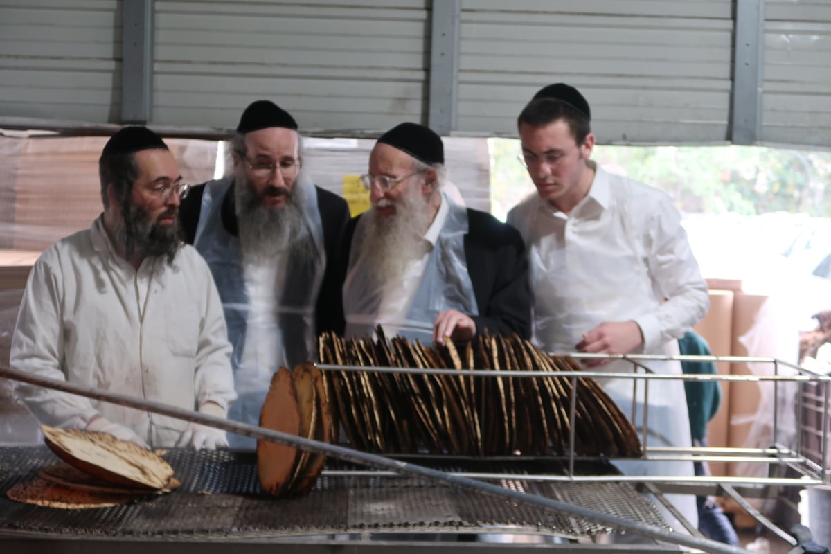 הגאון רבי אליעזר הלוי דינר באפיית מצות חבורה | תיעוד