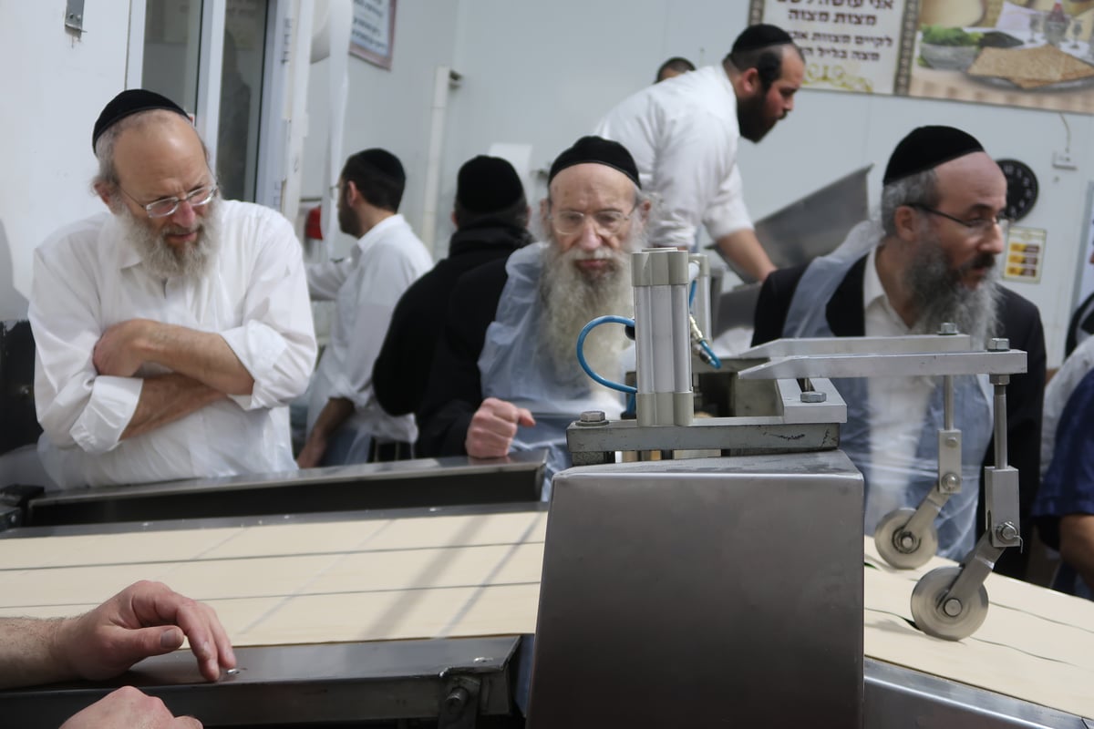 הגאון רבי אליעזר הלוי דינר באפיית מצות חבורה | תיעוד