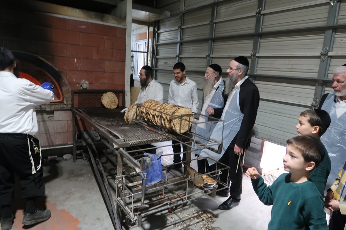 הגאון רבי אליעזר הלוי דינר באפיית מצות חבורה | תיעוד