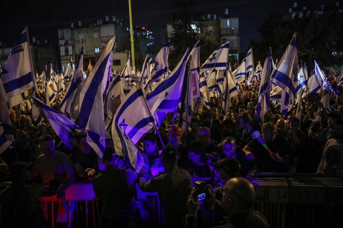 זיקוקים, ביצים ומעצרי קטינים: סיכום ההפגנה הערב בבני ברק • צפו