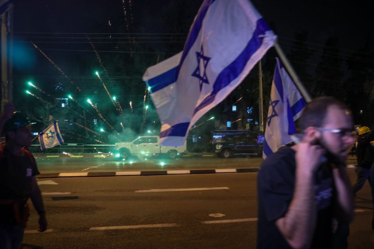 זיקוקים, ביצים ומעצרי קטינים: סיכום ההפגנה הערב בבני ברק • צפו