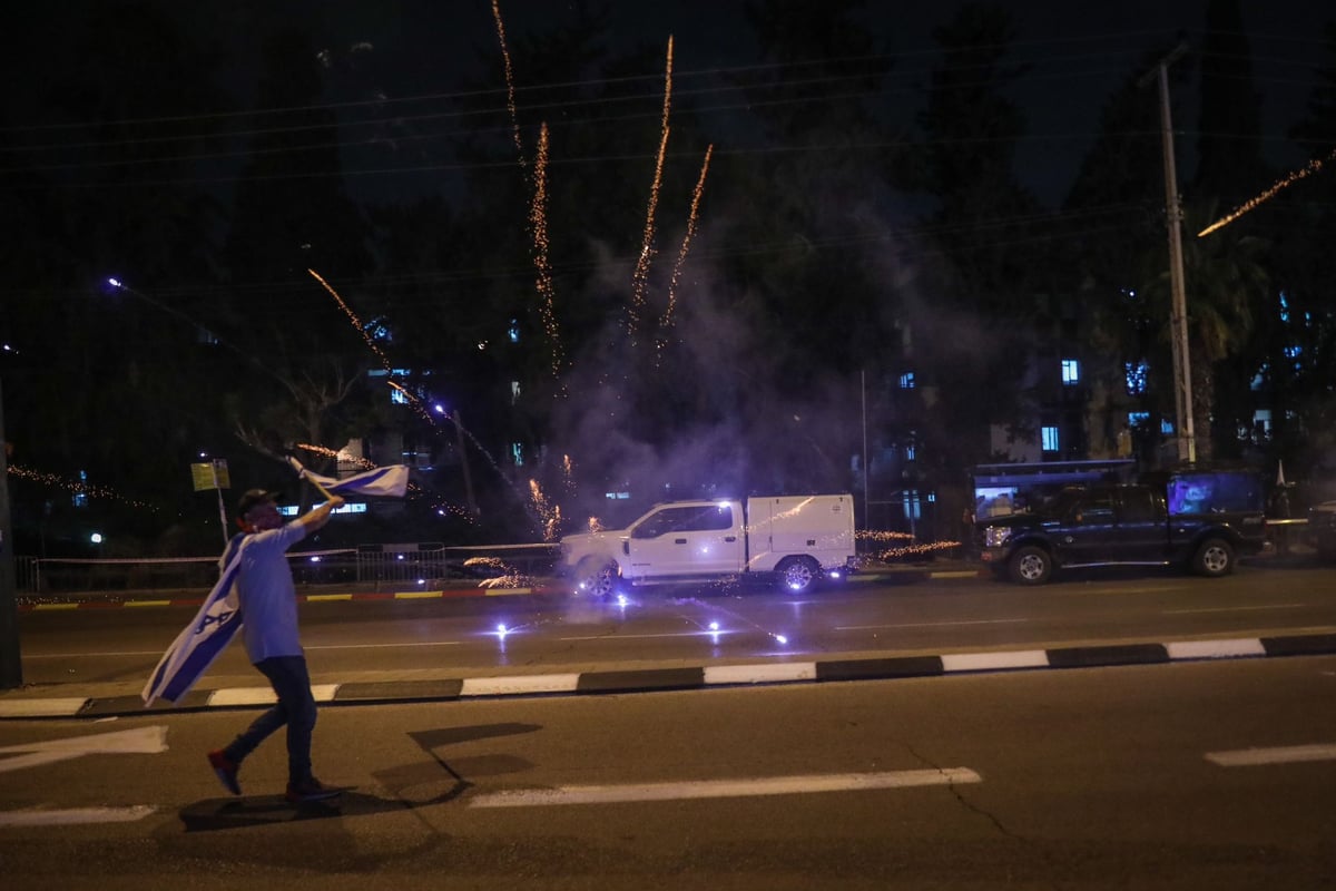 זיקוקים, ביצים ומעצרי קטינים: סיכום ההפגנה הערב בבני ברק • צפו