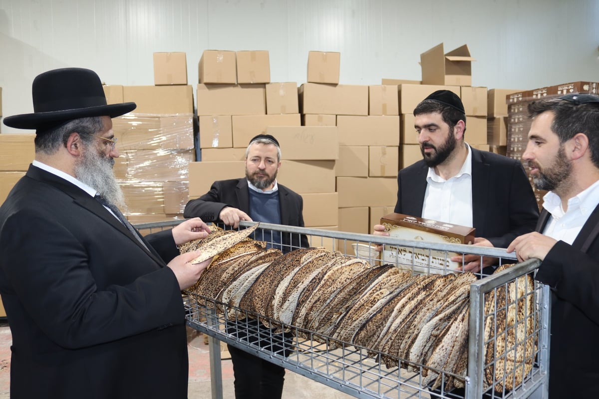 לשם מצוות מצווה: הגר"י אברג'ל סייר במאפיית מצות בנתיבות