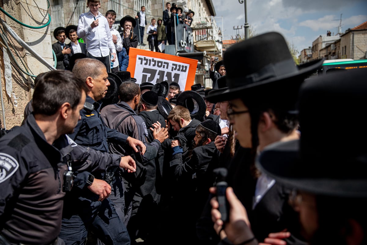 תיעוד ממחאת הענק נגד חנות הסלולר: כאלף מפגינים מחו