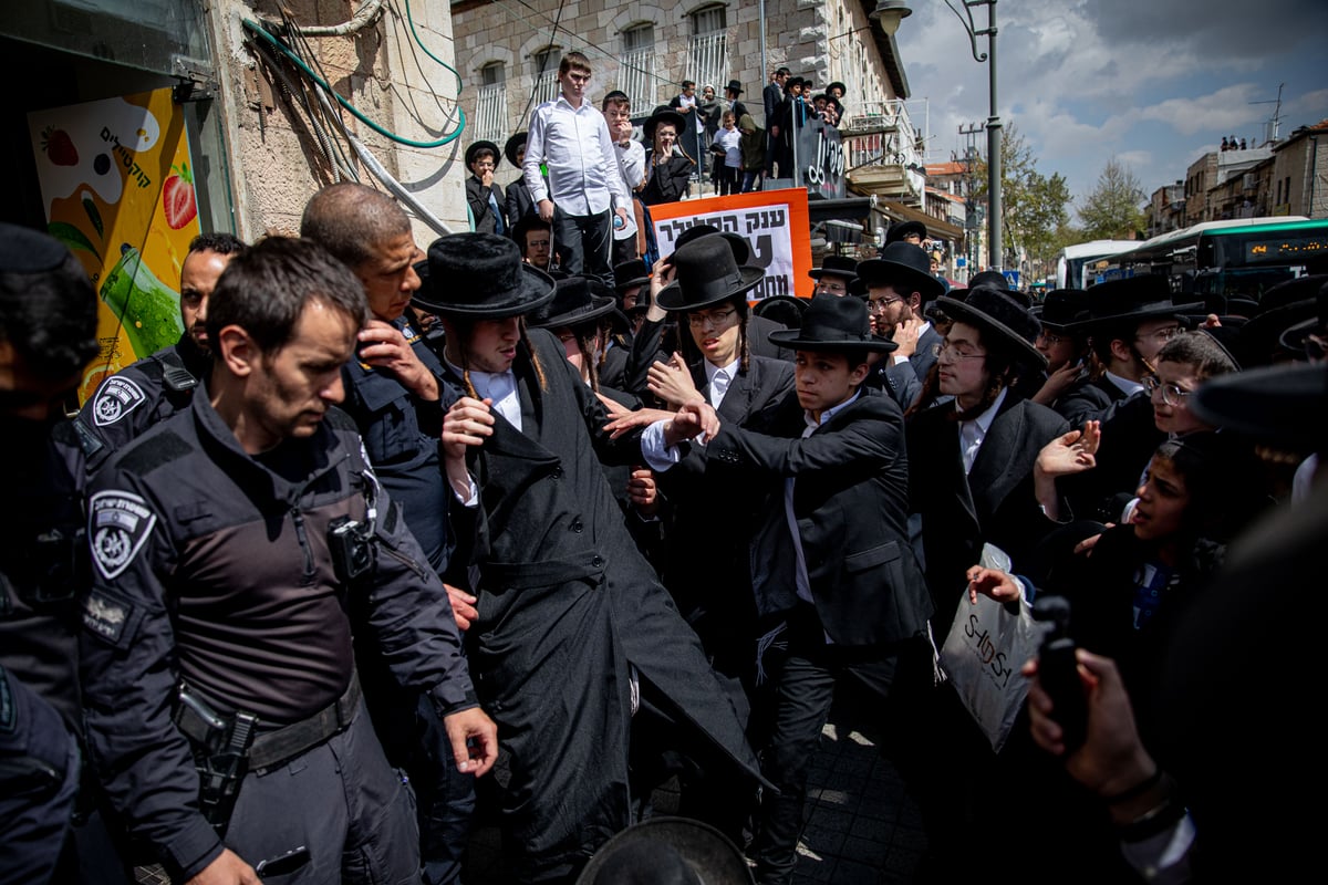 תיעוד ממחאת הענק נגד חנות הסלולר: כאלף מפגינים מחו