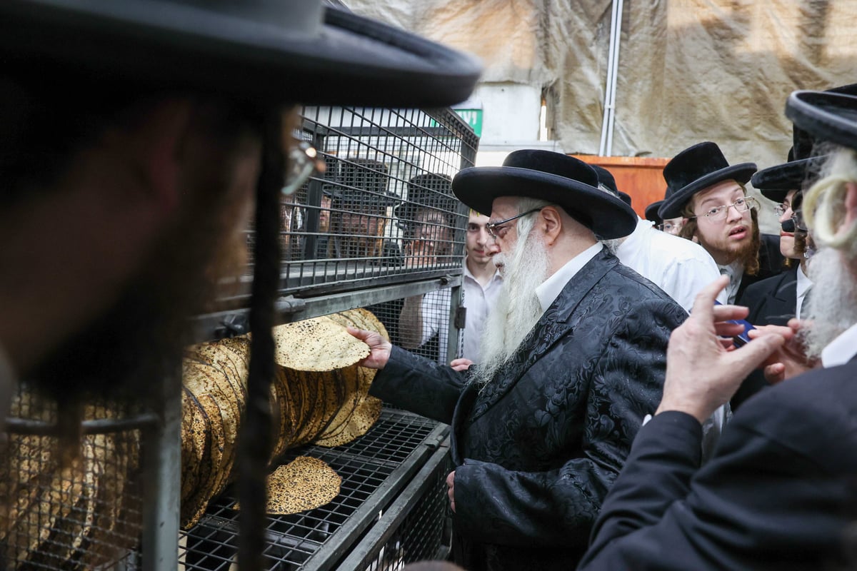 האדמו"ר מצאנז ביקר במאפיית מצות שעלתה בלהבות | צפו