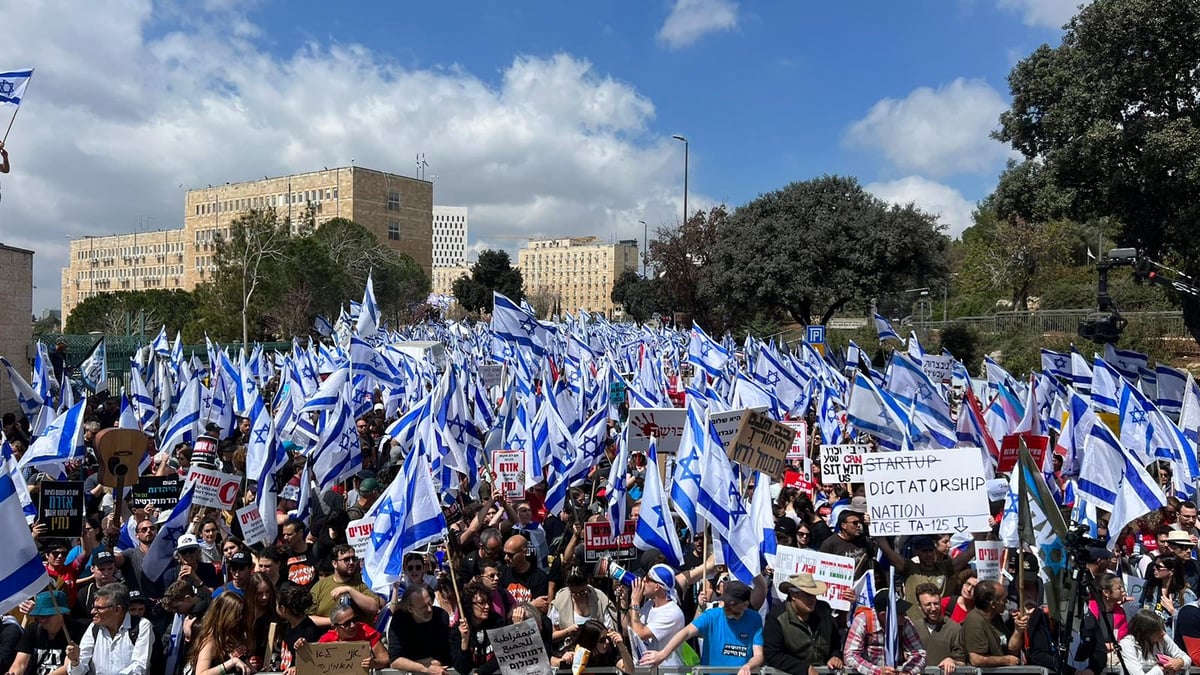 הימין יפגין מול השמאל בירושלים | עשרות אלפים מפגינים ליד הכנסת