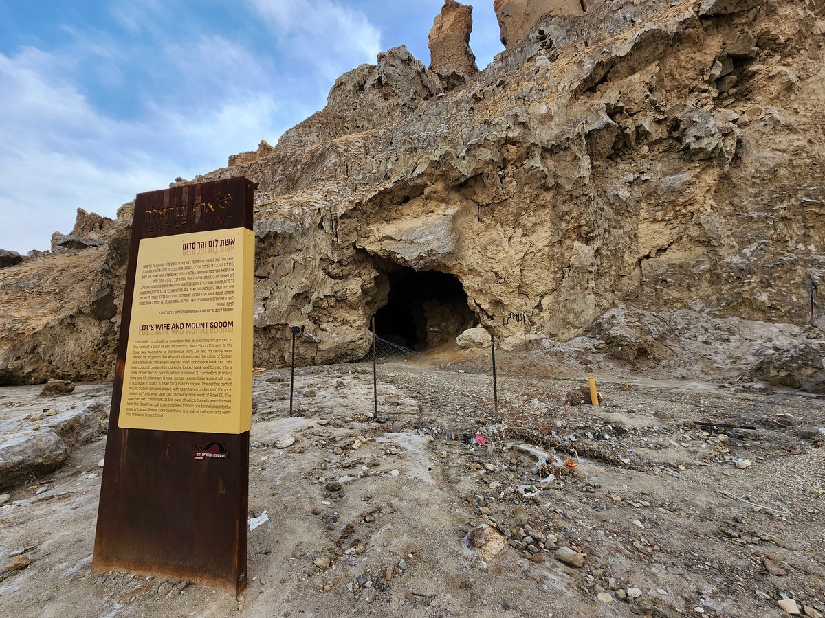 "מערת לוט" שע"פ מסורת מקומית היא המערה האמורה בתורה: "וַיַּעַל לוֹט מִצּוֹעַר ... וַיֵּשֶׁב בַּמְּעָרָה הוּא וּשְׁתֵּי בְנֹתָיו. וַתֹּאמֶר הַבְּכִירָה אֶל-הַצְּעִירָה... לְכָה נַשְׁקֶה אֶת-אָבִינוּ יַיִן..." (בראשית פרק י"ט)