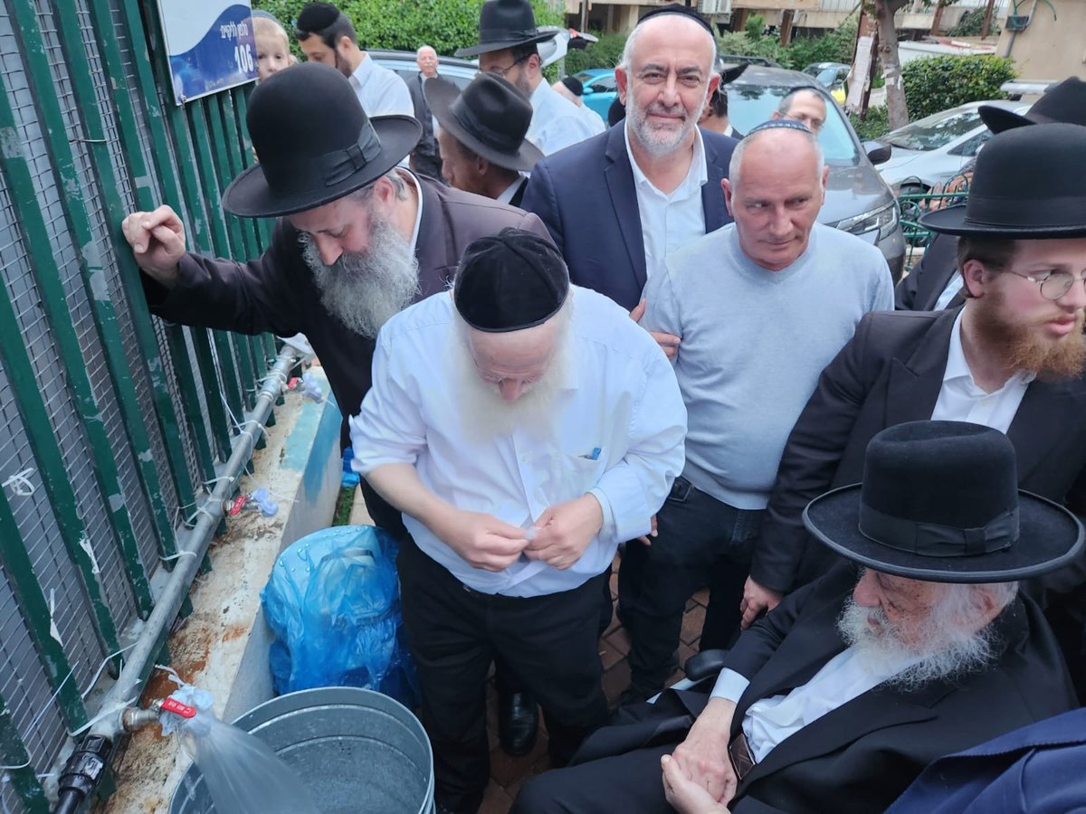 הגרב"ד פוברסקי שאב "מים שלנו" בבני ברק | צפו בגלריה