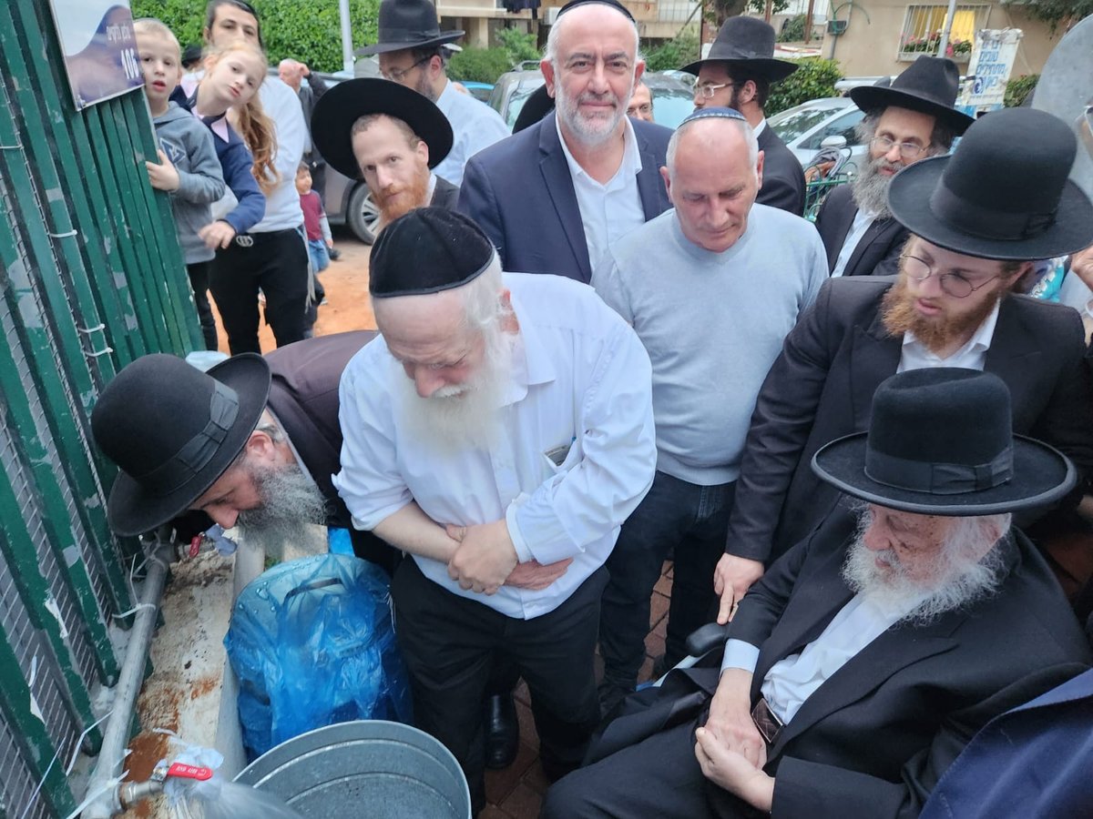 הגרב"ד פוברסקי שאב "מים שלנו" בבני ברק | צפו בגלריה