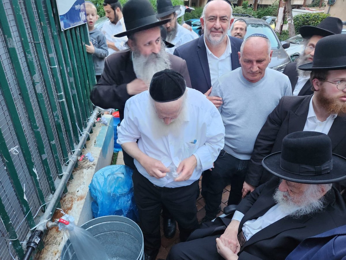 הגרב"ד פוברסקי שאב "מים שלנו" בבני ברק | צפו בגלריה