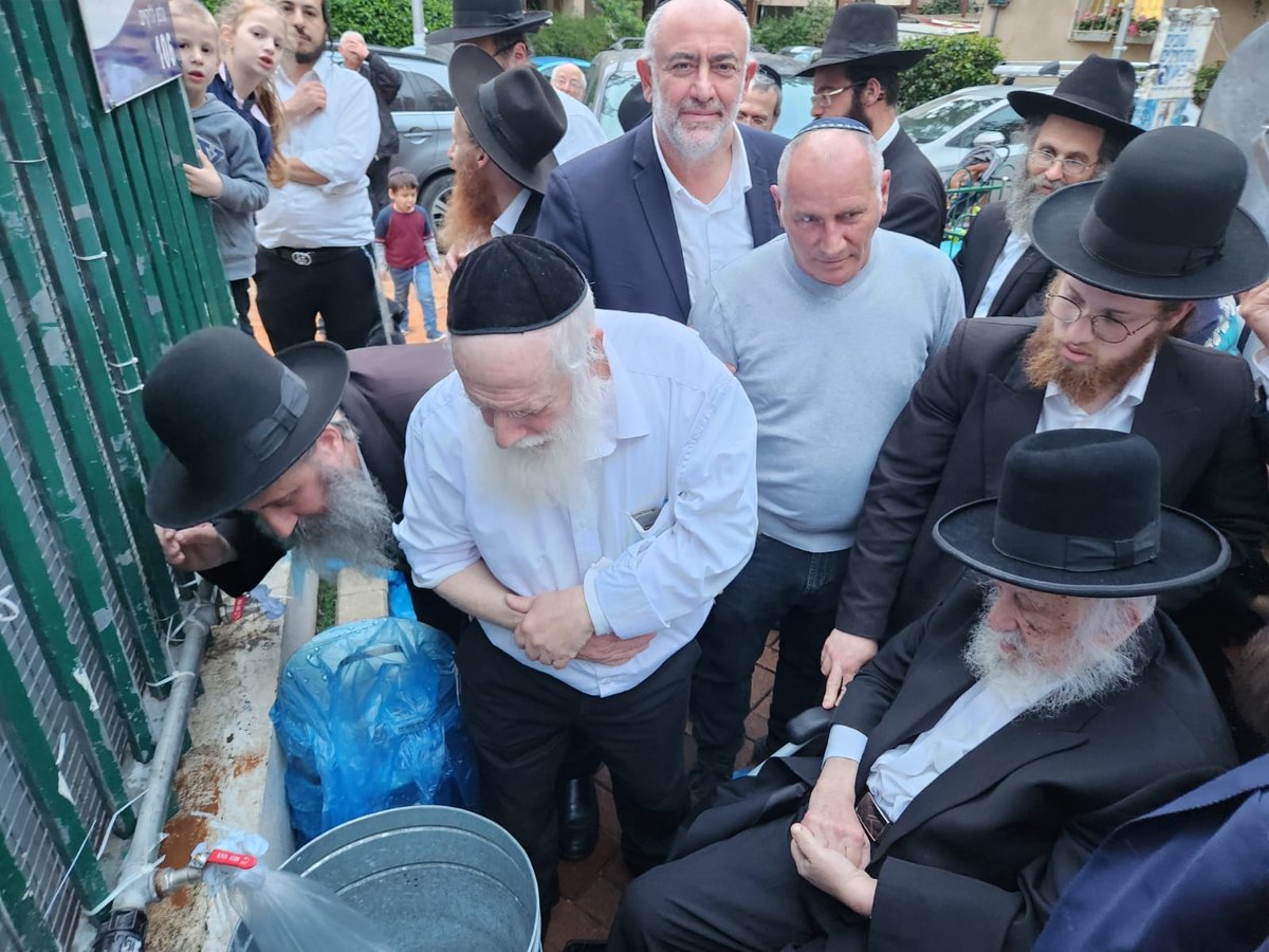 הגרב"ד פוברסקי שאב "מים שלנו" בבני ברק | צפו בגלריה