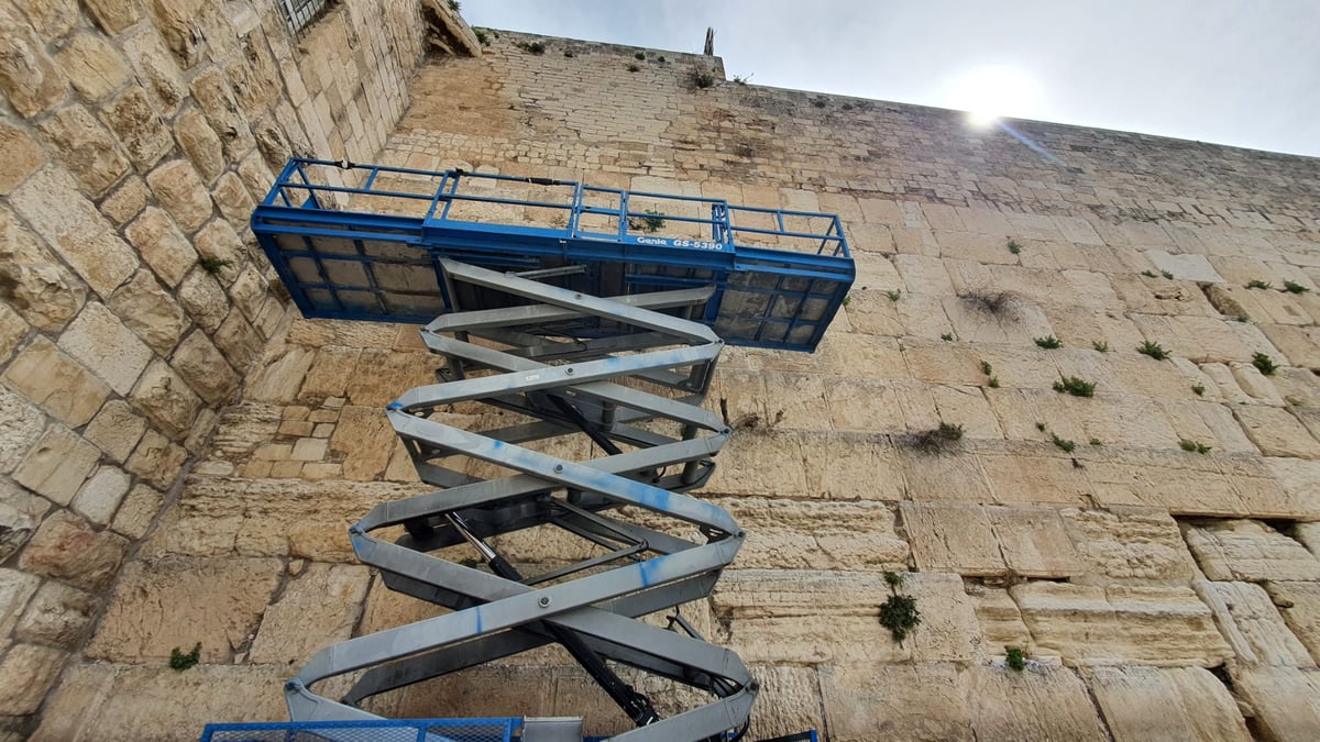 כך מנקים את 'שריד בית מקדשנו' לפני חג הפסח | תיעוד