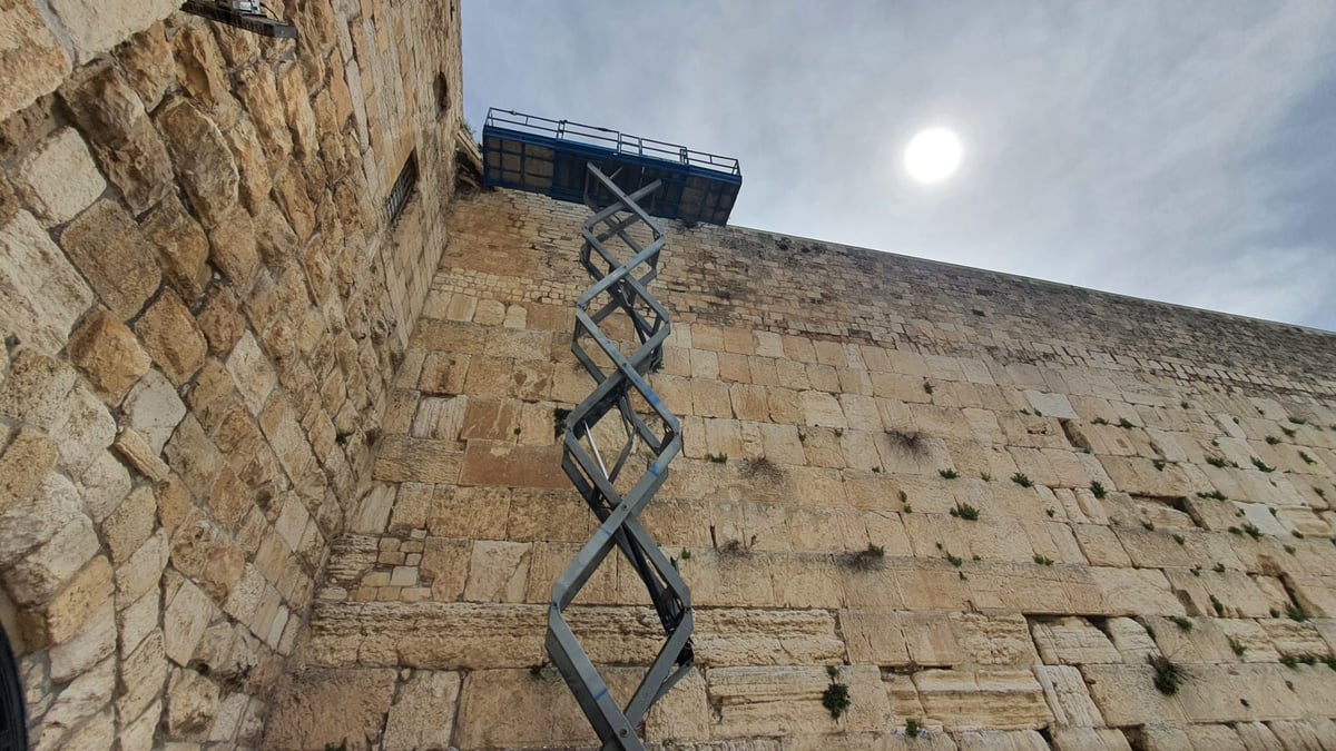 כך מנקים את 'שריד בית מקדשנו' לפני חג הפסח | תיעוד