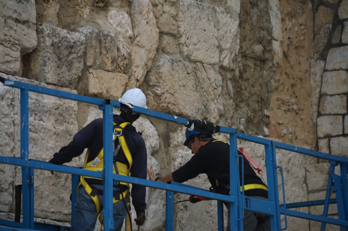 כך מנקים את 'שריד בית מקדשנו' לפני חג הפסח | תיעוד