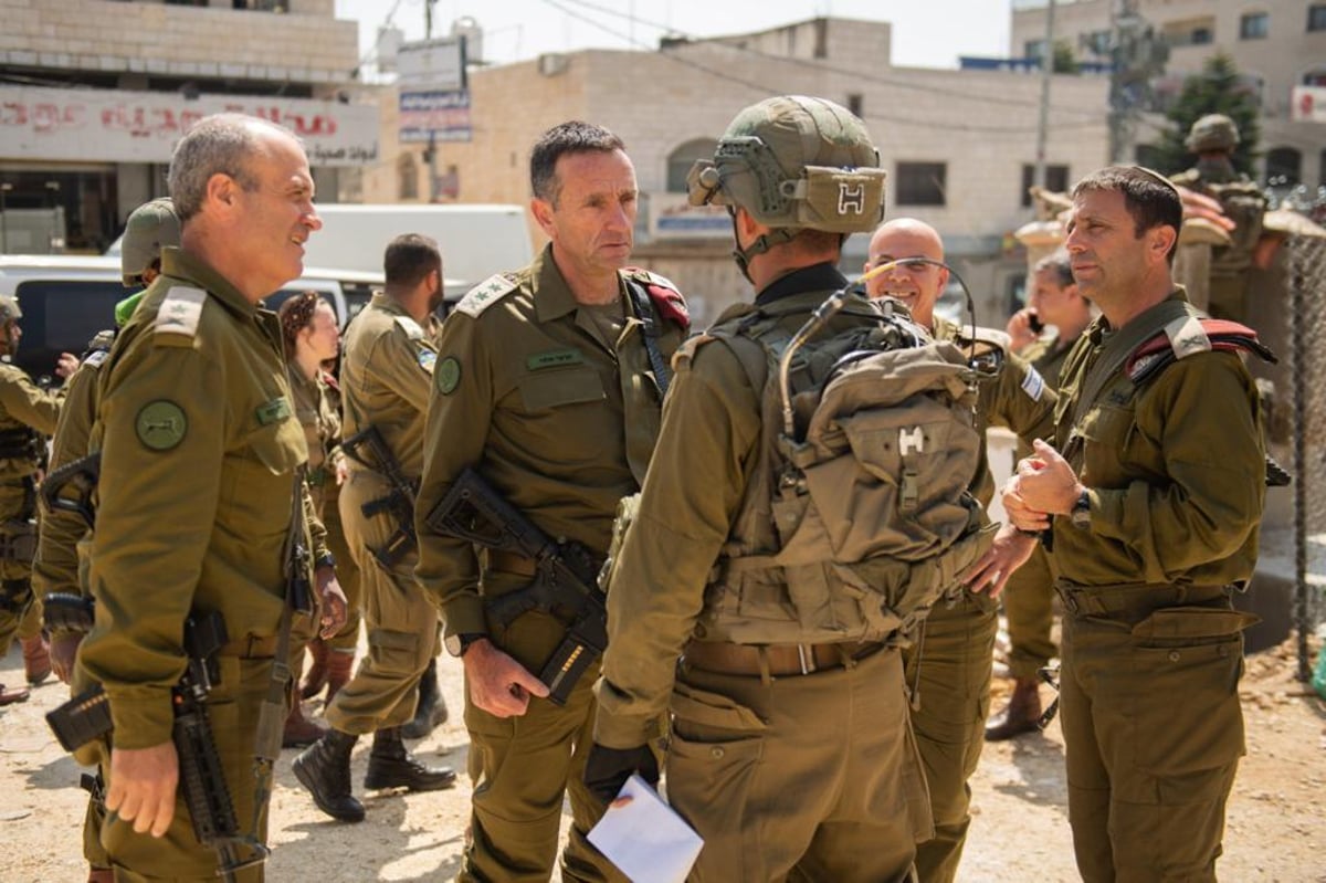 הרמטכ"ל ביקר בזירת הפיגוע בחווארה ושוחח עם המפקדים