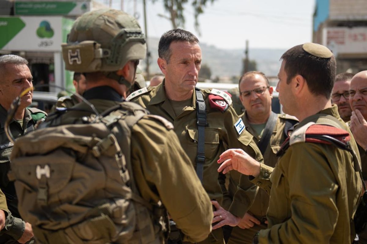 הרמטכ"ל ביקר בזירת הפיגוע בחווארה ושוחח עם המפקדים