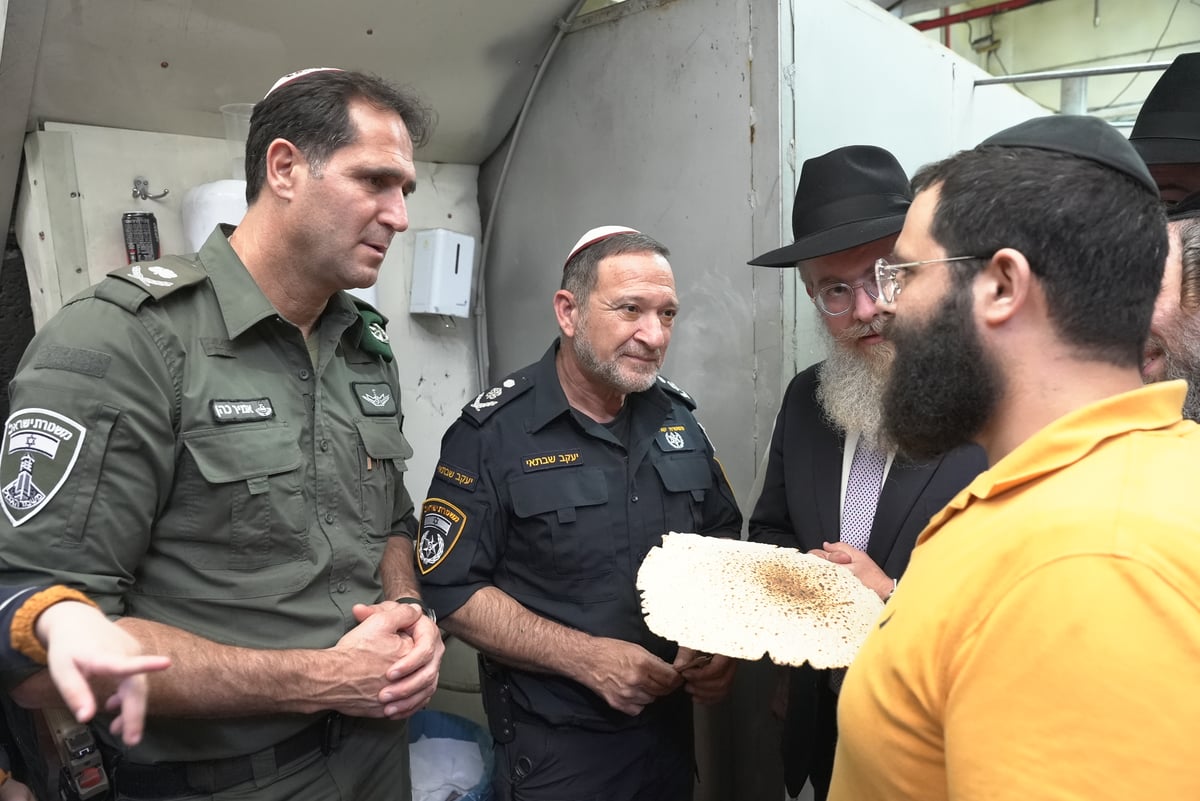 המפכ"ל קובי שבתאי ביקר במאפיית מצות: "שהאחדות תימשך"