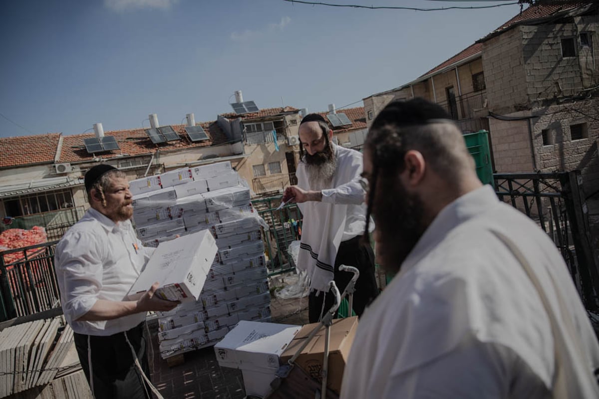 חלוקת 'קמחא דפסחא' במאה שערים