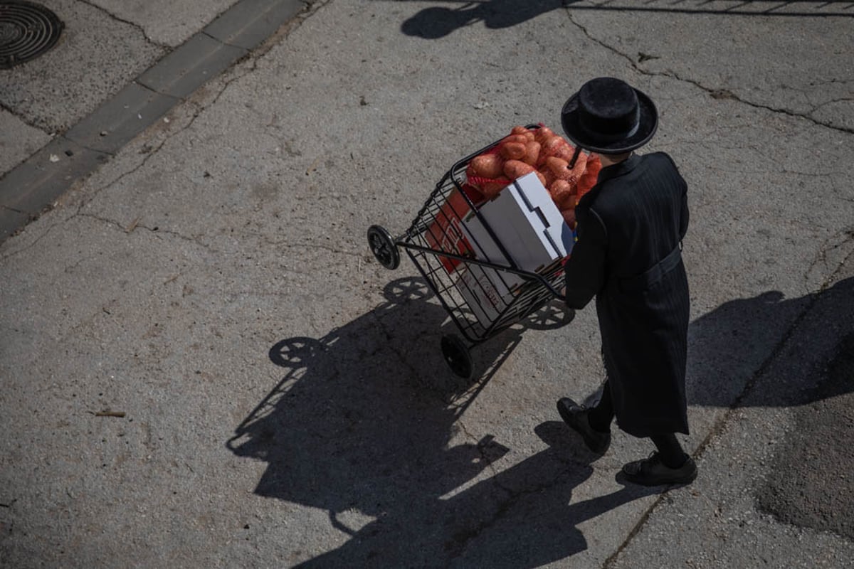 חלוקת 'קמחא דפסחא' במאה שערים