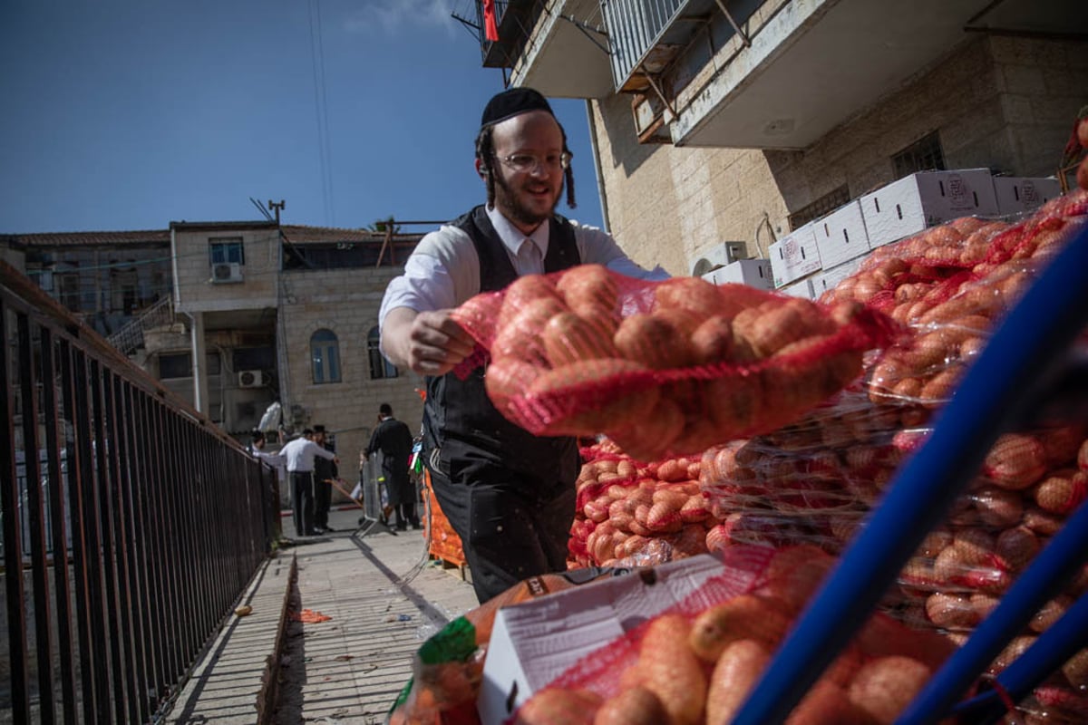 חלוקת 'קמחא דפסחא' במאה שערים