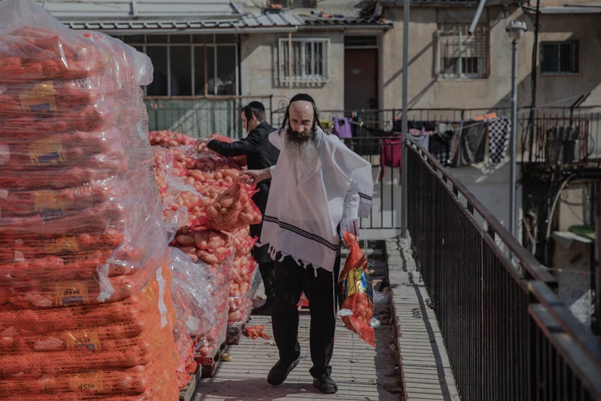 חלוקת 'קמחא דפסחא' במאה שערים