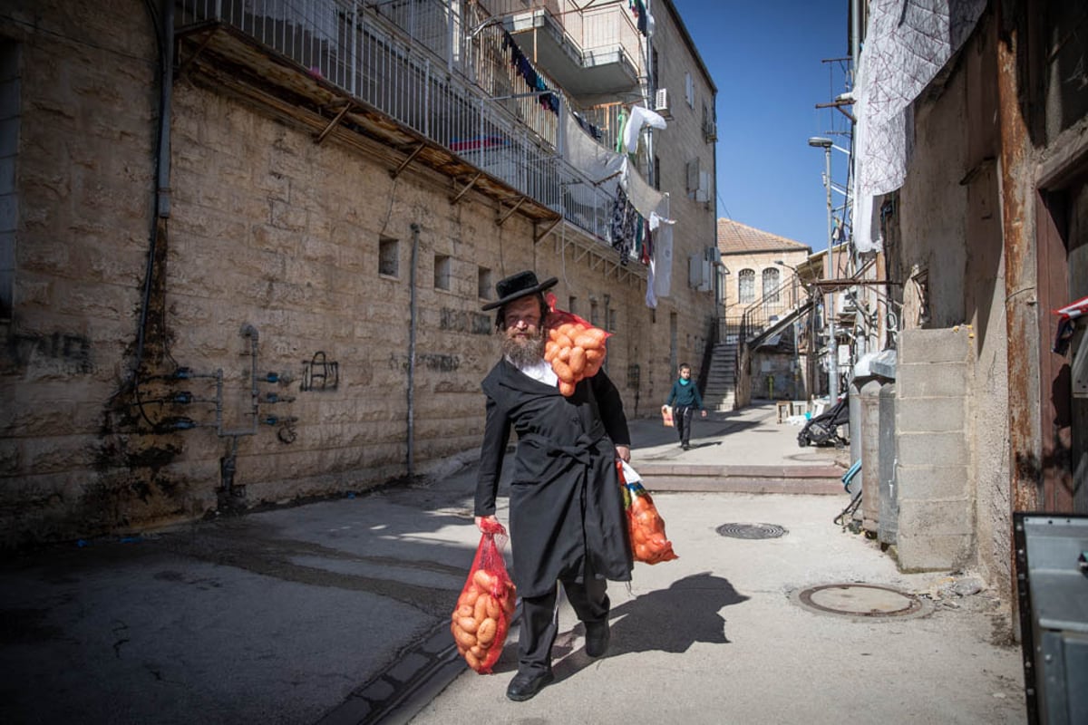 חלוקת 'קמחא דפסחא' במאה שערים