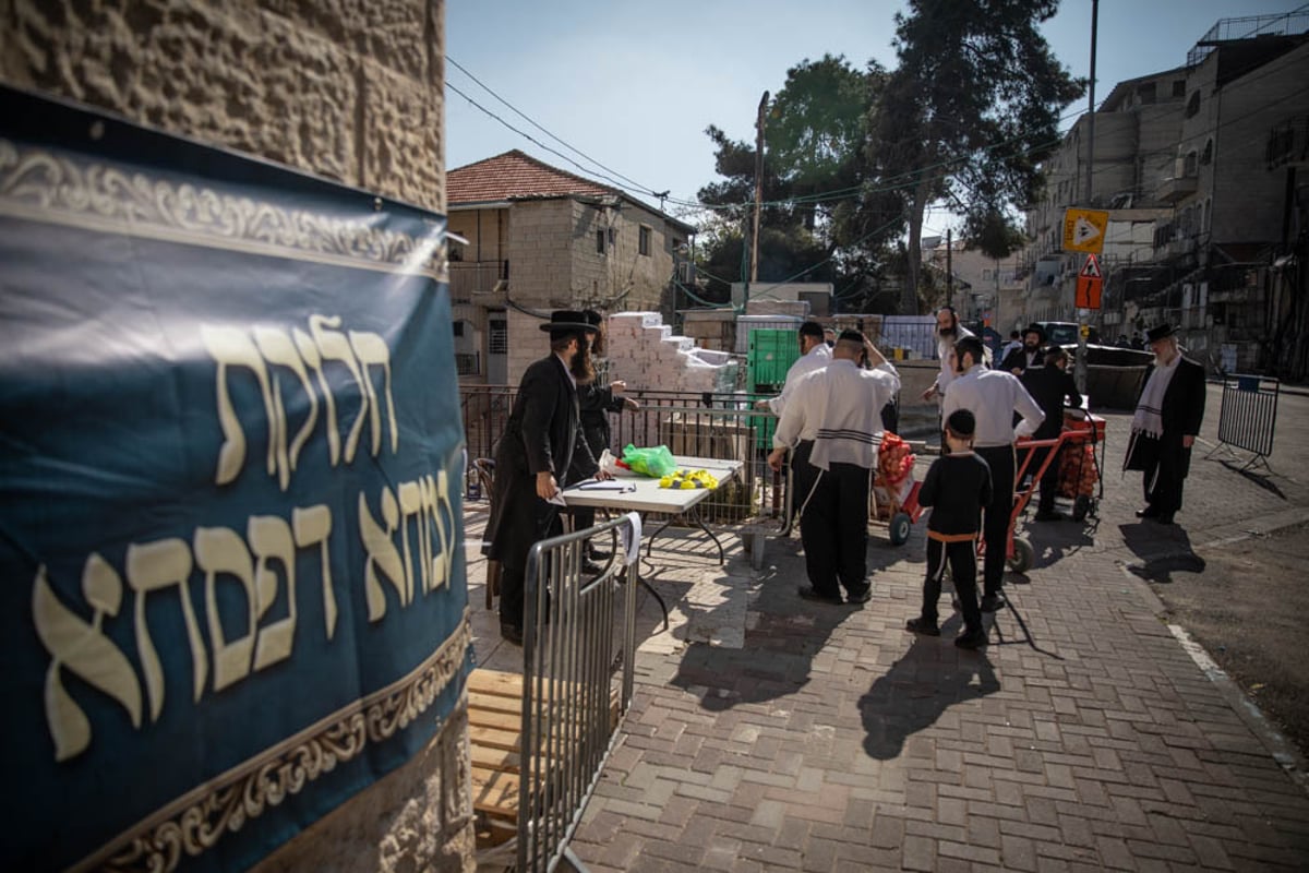 חלוקת 'קמחא דפסחא' במאה שערים