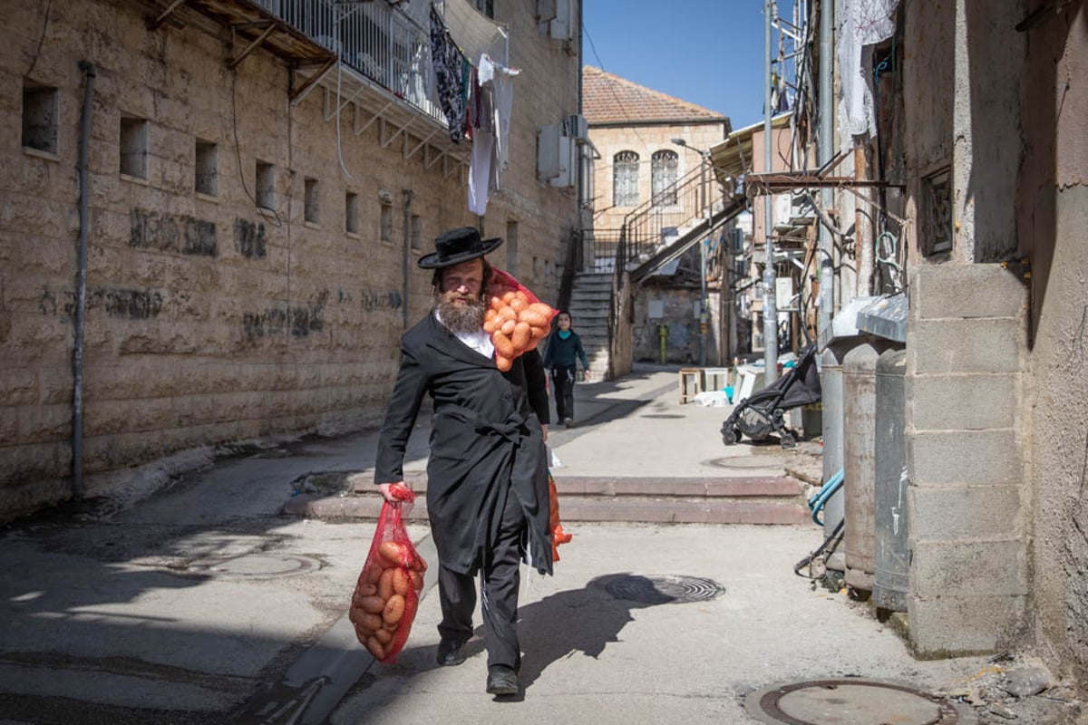 חלוקת 'קמחא דפסחא' במאה שערים