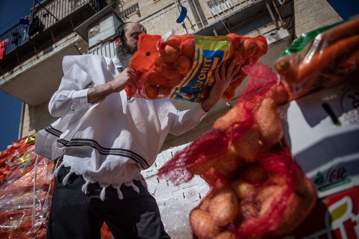 חלוקת 'קמחא דפסחא' במאה שערים