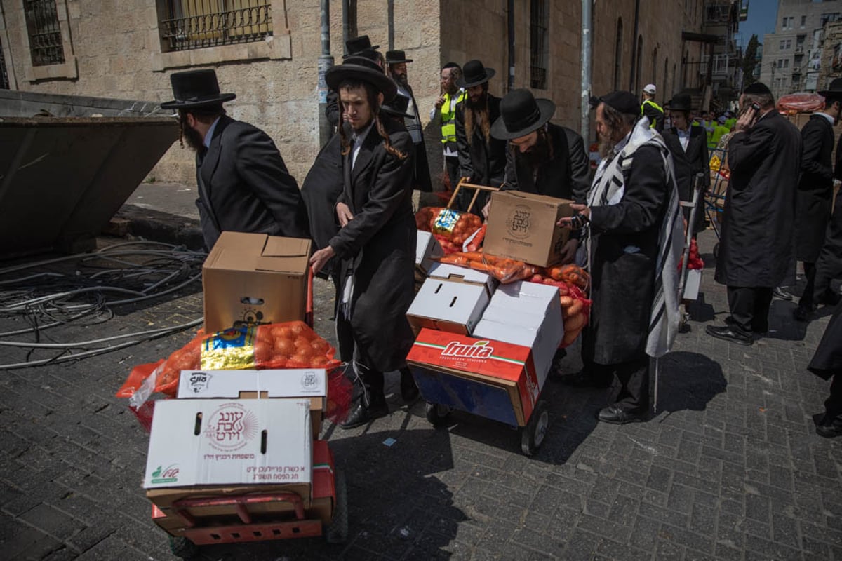 חלוקת 'קמחא דפסחא' במאה שערים